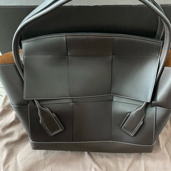 AUTHENTIC BOTTEGA VENETA TOTE - Picture 3 of 15